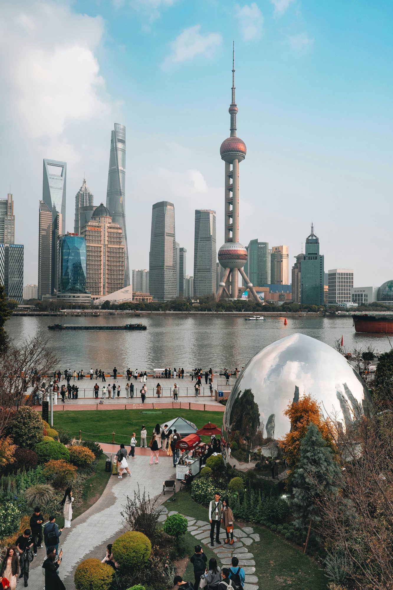 Blick vom Bund über den Huangpu auf Pudong mit Oriental Pearl Tower und Shanghai Tower