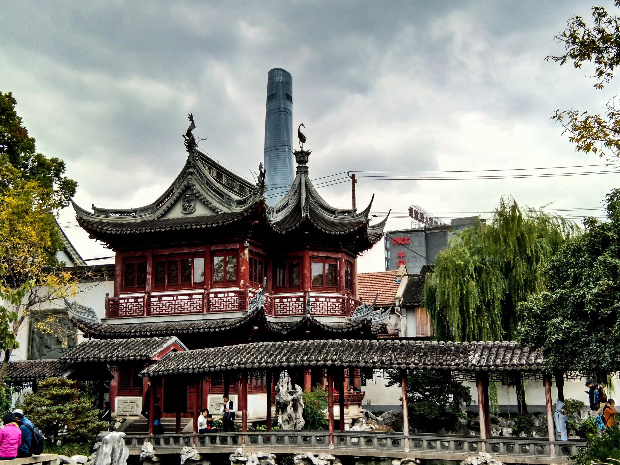 Pavillon im Yu-Garten, dahinter der Shanghai Tower